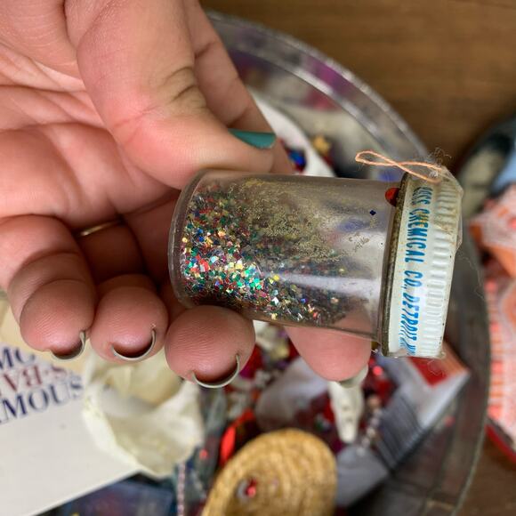 Vintage grandmacore craft Christmas storage tin junk drawer sequin glitter beads - Picture 3 of 13